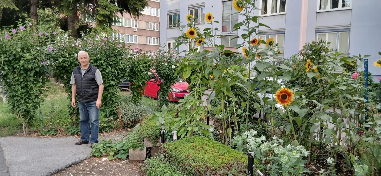 Salko Turohan u svome vrtnom carstvu/