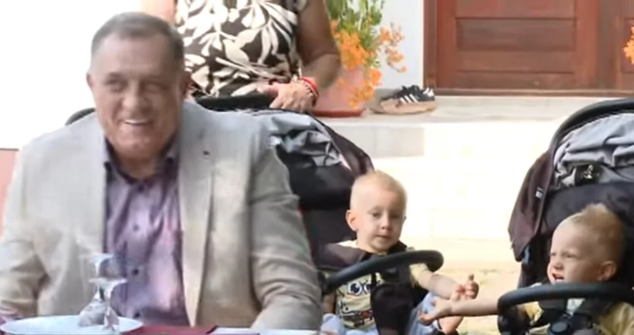 Milorad Dodik poklonio stan banjalučkoj porodici/Prtsc