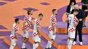 epa10370447 Ivan Perisic of Croatia (2R) and other players receive their bronze medal from FIFA president GIanni Infantino (R) after the FIFA World Cup 2022 third place soccer match between Croatia and Morocco at Khalifa International Stadium in Doha, Qatar, 17 December 2022. EPA/Noushad Thekkayil/Foto: Noushad Thekkayil