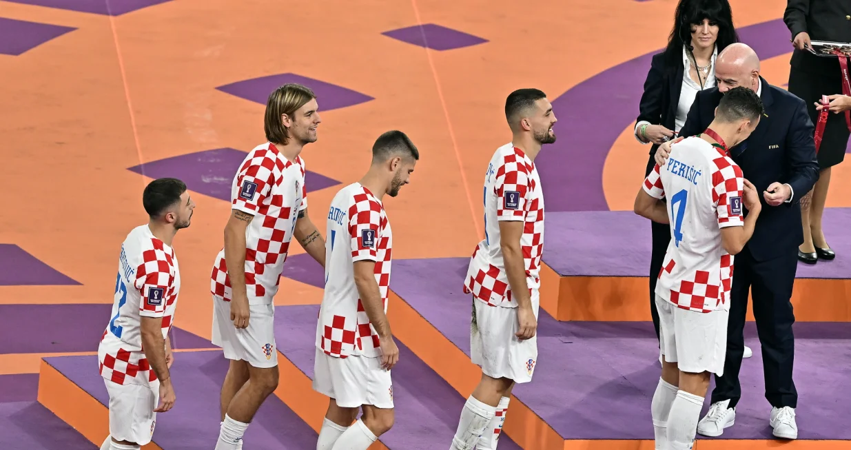 epa10370447 Ivan Perisic of Croatia (2R) and other players receive their bronze medal from FIFA president GIanni Infantino (R) after the FIFA World Cup 2022 third place soccer match between Croatia and Morocco at Khalifa International Stadium in Doha, Qatar, 17 December 2022. EPA/Noushad Thekkayil/Foto: Noushad Thekkayil