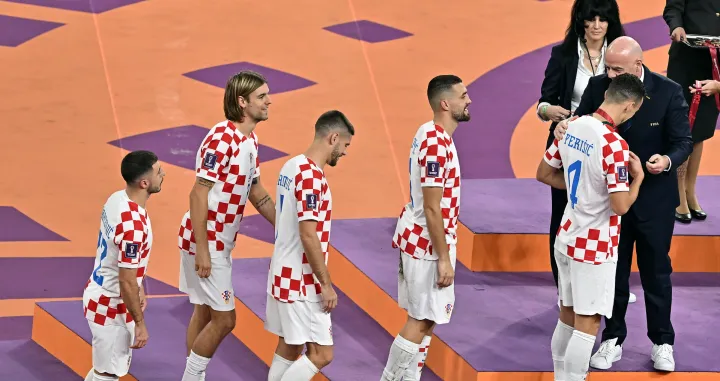 epa10370447 Ivan Perisic of Croatia (2R) and other players receive their bronze medal from FIFA president GIanni Infantino (R) after the FIFA World Cup 2022 third place soccer match between Croatia and Morocco at Khalifa International Stadium in Doha, Qatar, 17 December 2022. EPA/Noushad Thekkayil/Foto: Noushad Thekkayil