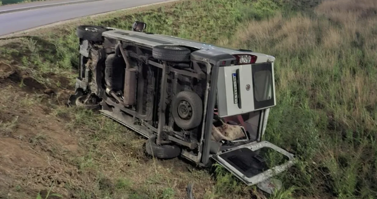 Prevrnuti kombi članova Amadeus benda/Amadeus Bend