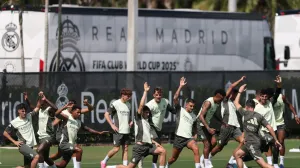 Soccer Football - Club World Cup - Real Madrid Training - Gardens North Country District Park, Palm Beach Gardens, Florida, U.S. - June 15, 2025 Real Madrid's Rodrygo, Thibaut Courtois and Eder Militao with teammates during training REUTERS/Hannah Mckay/Foto: Hannah Mckay