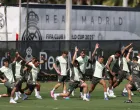 Soccer Football - Club World Cup - Real Madrid Training - Gardens North Country District Park, Palm Beach Gardens, Florida, U.S. - June 15, 2025 Real Madrid's Rodrygo, Thibaut Courtois and Eder Militao with teammates during training REUTERS/Hannah Mckay/Foto: Hannah Mckay