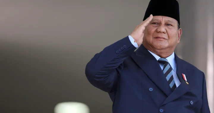 Indonesia's President Prabowo Subianto salutes on the day he meets Brazil's President Luiz Inacio Lula da Silva at Planalto Palace, in Brasilia, Brazil July 9, 2025. REUTERS/Adriano Machado/Adriano Machado
