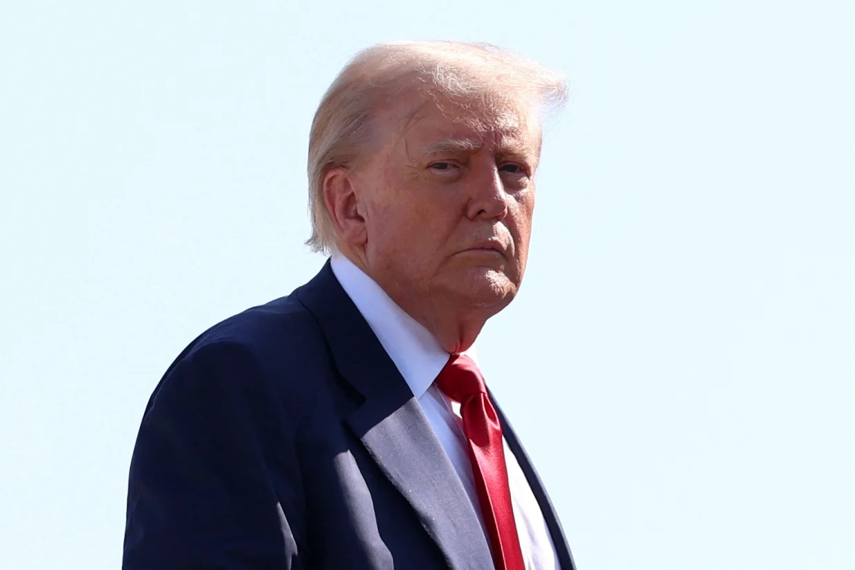 U.S. President Donald Trump boards Air Force One, as he departs for Scotland, at Joint Base Andrews, Maryland, U.S., July 25, 2025. REUTERS/Evelyn Hockstein REFILE - QUALITY REPEAT/Evelyn Hockstein