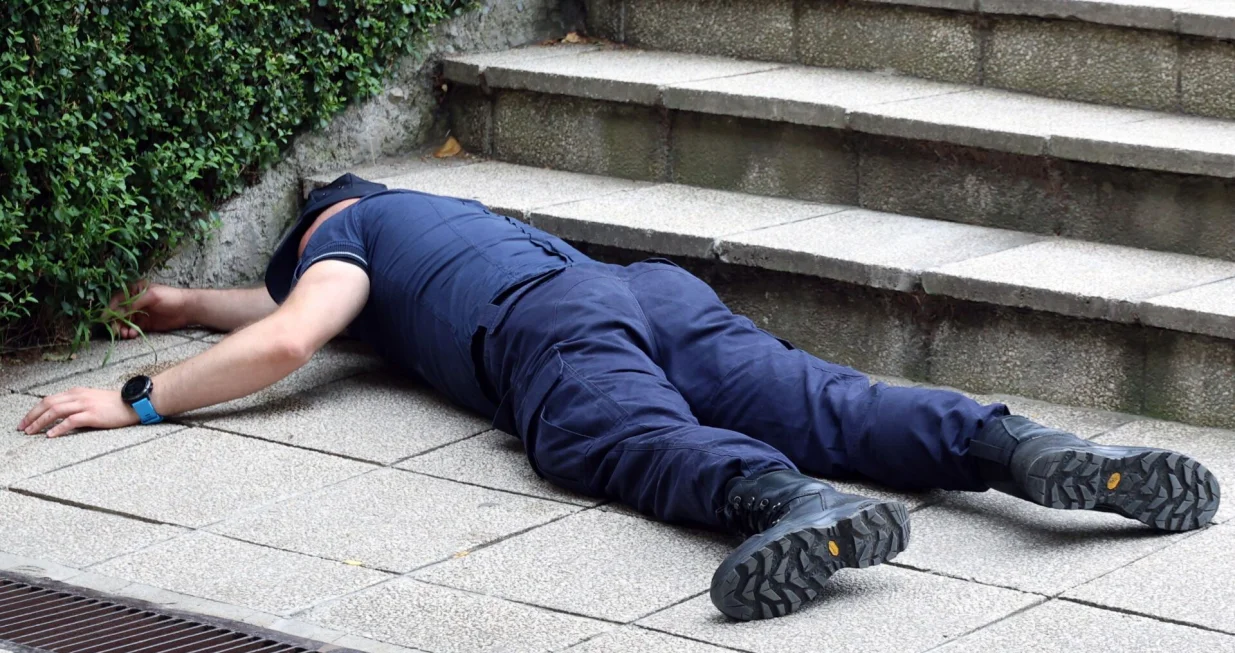 FUP. Federalna uprava policije, vježba, taktičko-pokazna vježba, policajac, mrtav policajac, ILUSTRACIJA, povrijeđen, tuča, sukob, fizički obračun, leži na podu/Fena