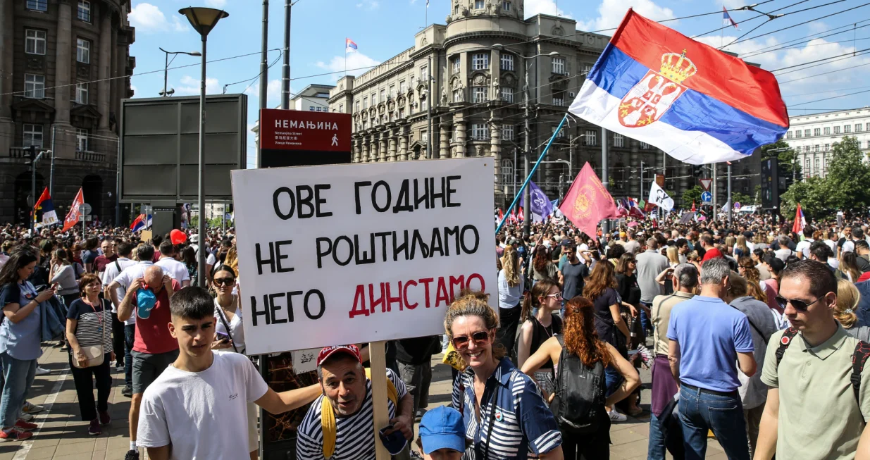 Beograd, Srbija - 1 maj 2025: NeД‡emo viЕЎe biti graД'ani drugog reda, poruДЌeno je u ДЌetvrtak sa prvomajskog protesta u Beogradu, odrЕѕanog ispred zgrade Vlade Srbije na poziv sindikata i studenata. Protest je poДЌeo u 14.00 sati, a uДЌesnici su poruДЌili da se aktuelni zakoni moraju mijenjati. Uputili su zahtjeve za izmjene Zakona o radu i Zakona o ЕЎtrajku (Filip Stevanovic - Anadolu Agency)/