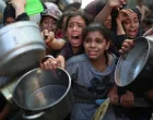 Palestinci, koji se suočavaju s poteškoćama u pristupu hrani zbog blokade koju je nametnuo Izrael, čekaju tople obroke sa svojim loncima i tavama u Deir Al Balahu, Gaza, 7. augusta 2025./Hassan Jedi