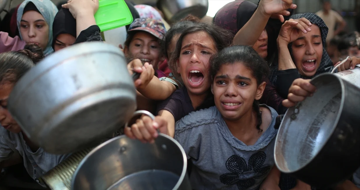 Palestinci, koji se suočavaju s poteškoćama u pristupu hrani zbog blokade koju je nametnuo Izrael, čekaju tople obroke sa svojim loncima i tavama u Deir Al Balahu, Gaza, 7. augusta 2025./Hassan Jedi