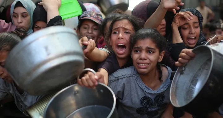 Palestinci, koji se suočavaju s poteškoćama u pristupu hrani zbog blokade koju je nametnuo Izrael, čekaju tople obroke sa svojim loncima i tavama u Deir Al Balahu, Gaza, 7. augusta 2025./Hassan Jedi