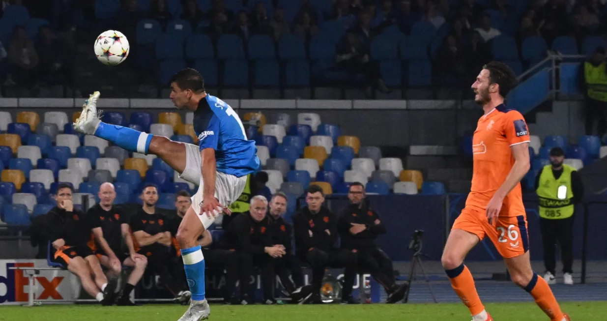 epa10267831 Napoli's forward Giovanni Simeone in action during the UEFA Champions League group A soccer match between Napoli and Rangers FC, in 'Maradona Stadium' Naples, Italy, 26 October 2022. EPA/CIRO FUSCO/Foto: Ciro Fusco
