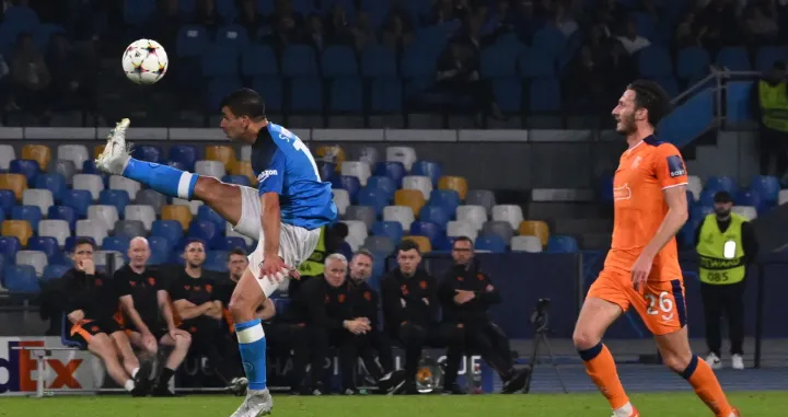 epa10267831 Napoli's forward Giovanni Simeone in action during the UEFA Champions League group A soccer match between Napoli and Rangers FC, in 'Maradona Stadium' Naples, Italy, 26 October 2022. EPA/CIRO FUSCO/Foto: Ciro Fusco