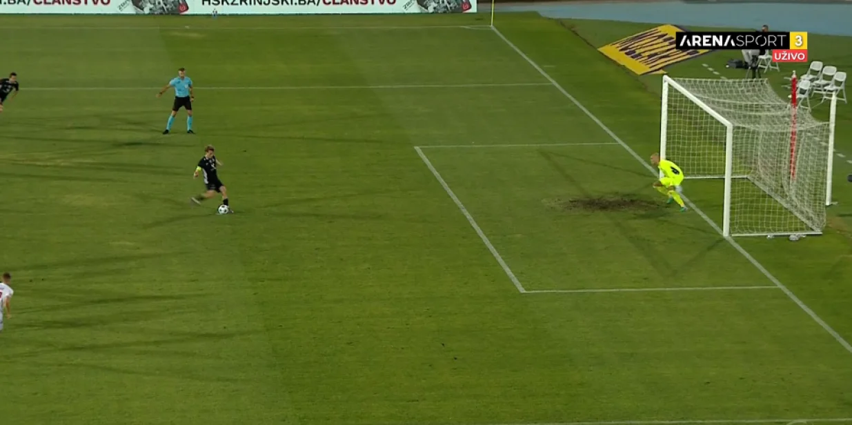 Karačić van linije/Foto: 