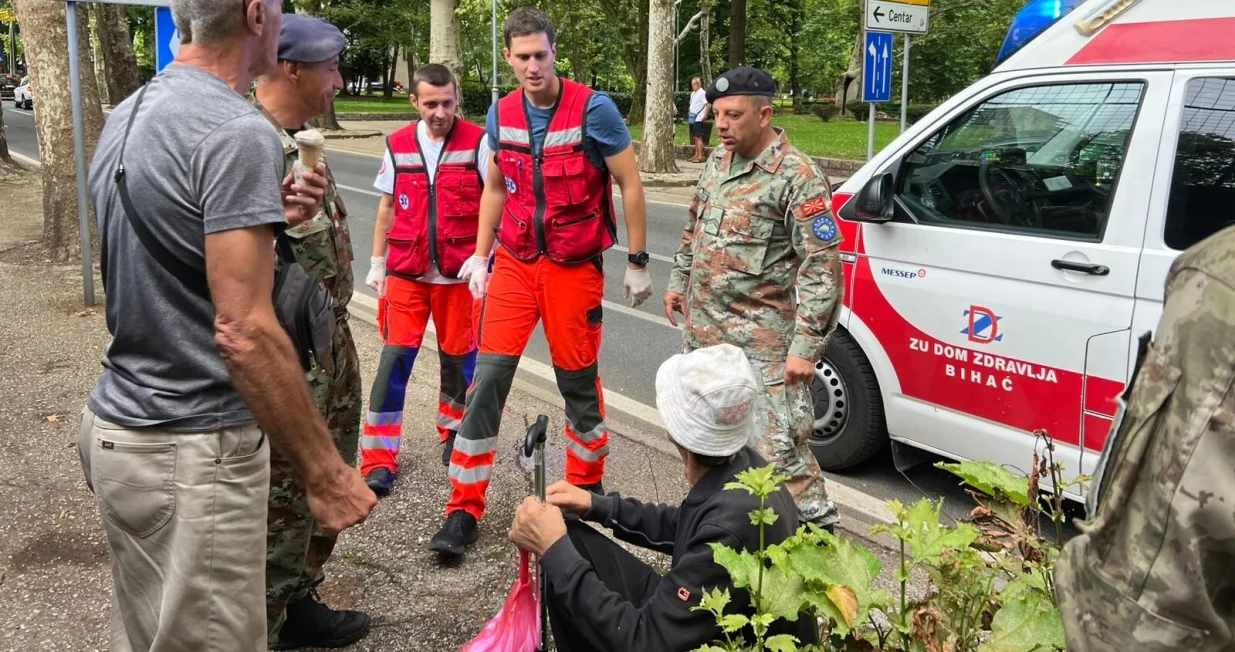 Ratni veteran pao s bicikla: Vojnici EUFOR-a mu odmah pritekli u pomoć/Facebook