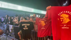 Mladići s majicama na festivalu u Prijedoru: "Jebeš grad bez tri logora"/Milan Čekrdžin