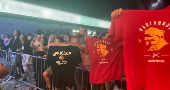 Mladići s majicama na festivalu u Prijedoru: "Jebeš grad bez tri logora"/Milan Čekrdžin