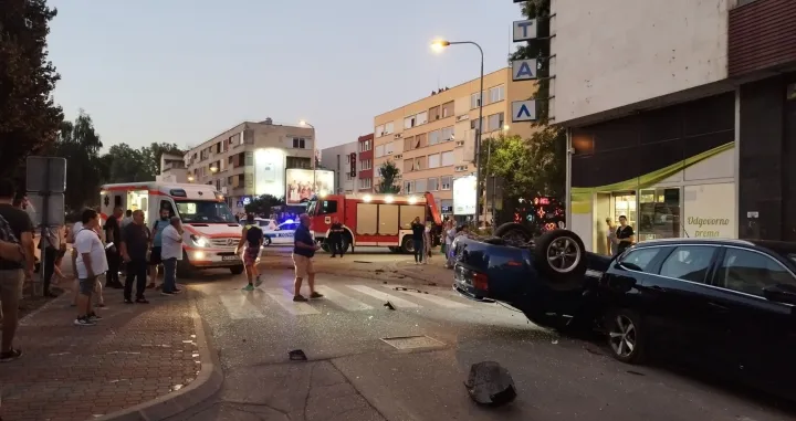 Nesreća u bh. gradu: sudarili se automobil i kombi, automobil završio na krovu/Glas Srpske
