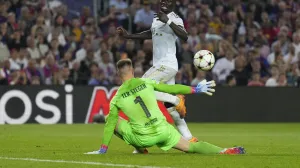 epa10267828 FC Barcelona's goalkeeper Ter Stegen (L) in action against FC Bayern's Sadio Mane during the UEFA Champions League group C soccer match between FC Barcelona and FC Bayern Munich at Camp Nou stadium in Barcelona, Spain, 26 October 2022. EPA/Alejandro García/Foto: Alejandro García