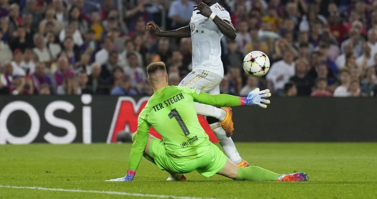 epa10267828 FC Barcelona's goalkeeper Ter Stegen (L) in action against FC Bayern's Sadio Mane during the UEFA Champions League group C soccer match between FC Barcelona and FC Bayern Munich at Camp Nou stadium in Barcelona, Spain, 26 October 2022. EPA/Alejandro García/Foto: Alejandro García