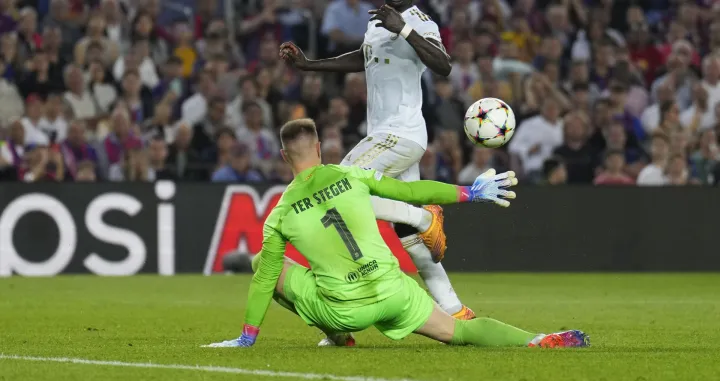 epa10267828 FC Barcelona's goalkeeper Ter Stegen (L) in action against FC Bayern's Sadio Mane during the UEFA Champions League group C soccer match between FC Barcelona and FC Bayern Munich at Camp Nou stadium in Barcelona, Spain, 26 October 2022. EPA/Alejandro García/Foto: Alejandro García