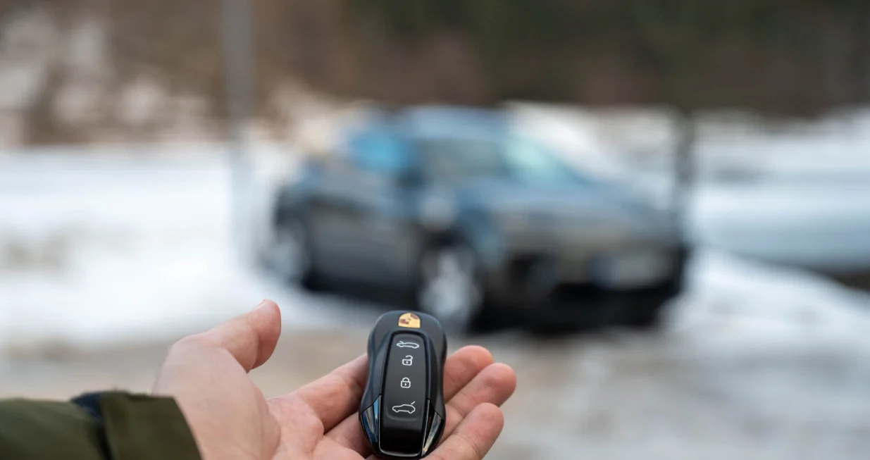 Prva generacija Macana, koja je predstavljena 2014. godine, stekla je popularnost zahvaljujući uzornoj dinamici vožnje temeljenoj na snažnim benzinskim i dizelskim motorima. Njen savremeni nasljednik mijenja pogonski koncept i postaje 100% električni automobil, ali i podiže stepen dinamike u vožnji na još viši nivo… 