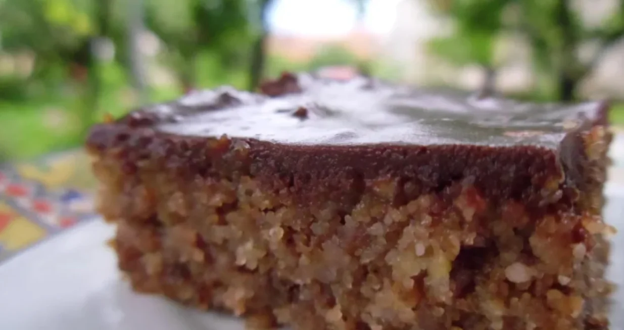 Griz kolač sa jabukama i orasima/Coolinarka