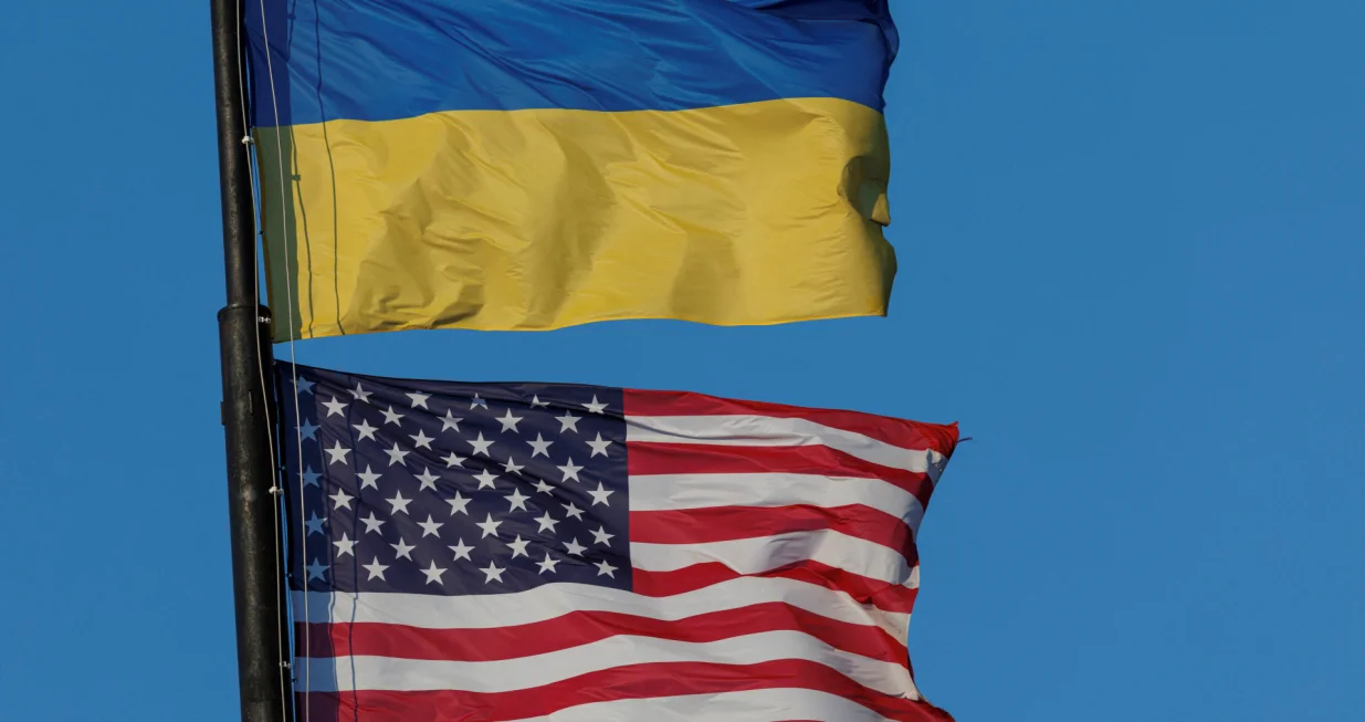 National flags of Ukraine and the United States wave over a building of American University, amid Russia's attack on Ukraine, in Kyiv, Ukraine August 9, 2025. REUTERS/Valentyn Ogirenko/Valentyn Ogirenko