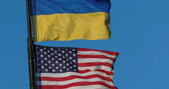 National flags of Ukraine and the United States wave over a building of American University, amid Russia's attack on Ukraine, in Kyiv, Ukraine August 9, 2025. REUTERS/Valentyn Ogirenko/Valentyn Ogirenko