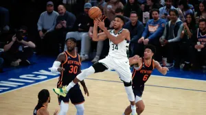 epa10340492 Milwaukee Bucks forward Giannis Antetokounmpo of Greece (C) in action against the New York Knicks defense in the first half of the NBA basketball game between the Milwaukee Bucks and the New York Knicks at Madison Square Garden in New York, New York, USA, 30 November 2022. EPA/JASON SZENES SHUTTERSTOCK OUT/Foto: Jason Szenes