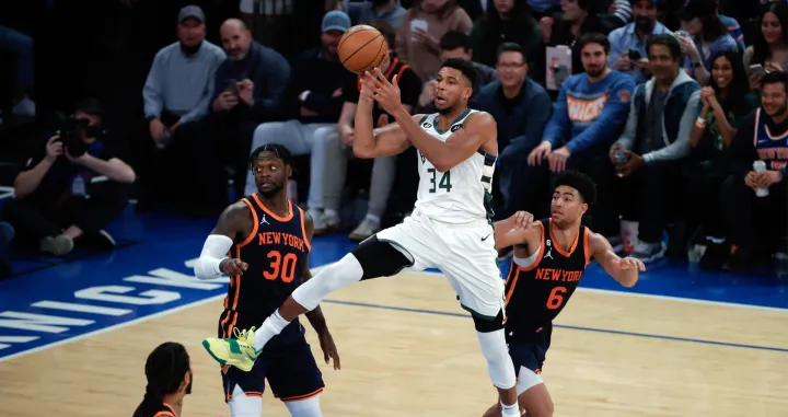 epa10340492 Milwaukee Bucks forward Giannis Antetokounmpo of Greece (C) in action against the New York Knicks defense in the first half of the NBA basketball game between the Milwaukee Bucks and the New York Knicks at Madison Square Garden in New York, New York, USA, 30 November 2022. EPA/JASON SZENES SHUTTERSTOCK OUT/Foto: Jason Szenes