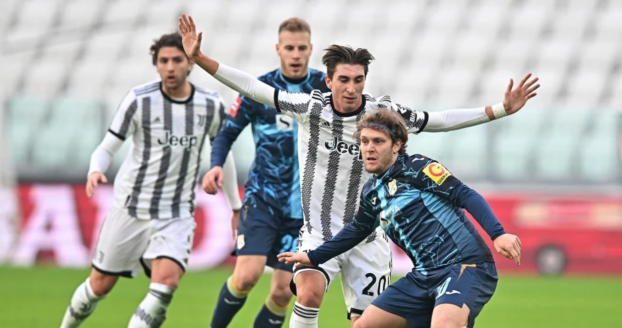 epa10376421 Juventus' Nicolo Fagioli (2-R) and Rijeka's Alen Halilovic (R) in action during the friendly soccer match between Juventus FC and HNK Rijeka at the Allianz Stadium in Turin, Italy, 22 December 2022. EPA/Alessandro Di Marco/Foto: Alessandro Di Marco