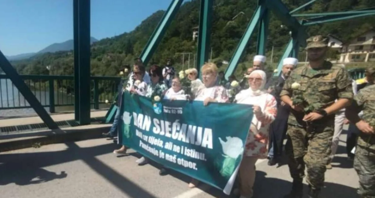 sjećanje na žrve zločina u foči, karlov most/Fena