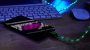 Punjenje mobitela tokom noći/Freepik/Freepik