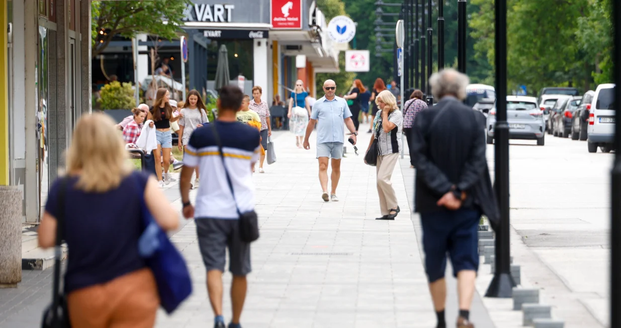 Šetači na Dobrinji/Damir Deljo