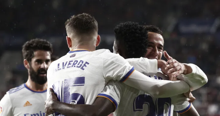 epa09899746 Real Madrid's Lucas Vazquez (R) celebrates with (L-R) Isco Alarcon, Fede Valverde and Vinicius Junior after scoring the 1-3 during the Spanish LaLiga soccer match between CA Osasuna and Real Madrid at El Sadar stadium in Pamplona, Navarra, Spain, 20 April 2022. EPA/JESUS DIGES/Foto: Jesus Diges