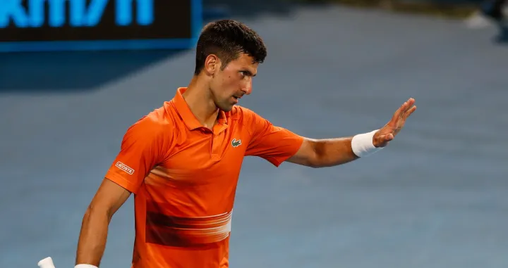 epa10395333 Novak Djokovic of Serbia in his match against Sebastian Korda of the United States during the Mens Singles Final 2023 Adelaide International Tennis Tournament at the Memorial Drive Tennis Centre in Adelaide, Australia, 08 January 2023. EPA/MATT TURNER AUSTRALIA AND NEW ZEALAND OUT/Foto: Matt Turner