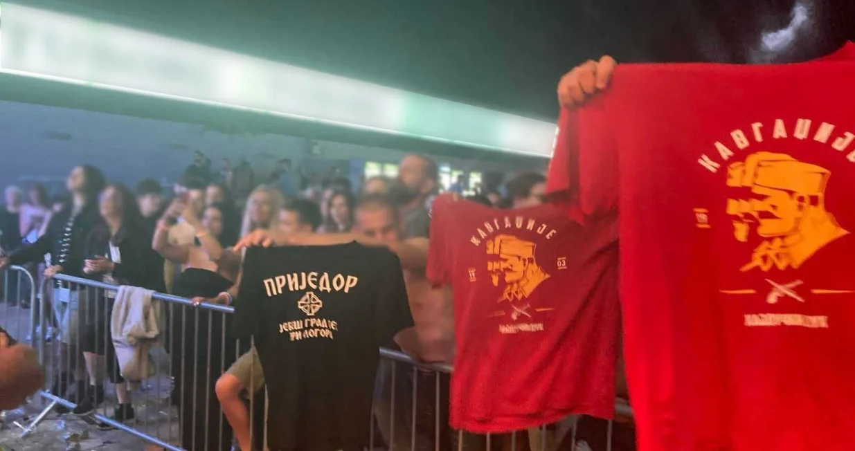 Mladići sa spornim majicama na muzičkom festivalu u Prijedoru: "Jebeš grad bez tri logora"/Milan Čekrdžin