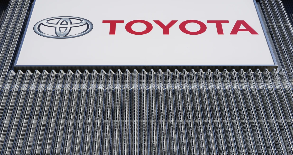 epa09740326 The Toyota Motor logo is seen at a dealership of the carmaker in Tokyo, Japan, 09 February 2022. Toyota Motor Corp. announced its consolidated financial results for the April-December 2021 period, showing that its operating revenue increased by 19.2 percent year-on-year as its net profit increased by 57.8 percent. EPA/FRANCK ROBICHON/Franck Robichon