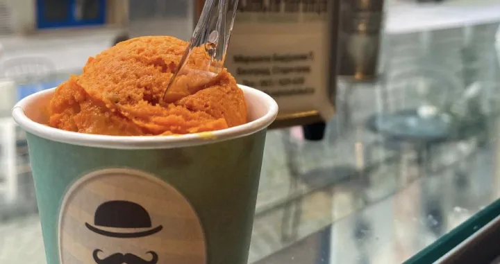 Neobična kombinacija/ Poslastičarna sa stavom/