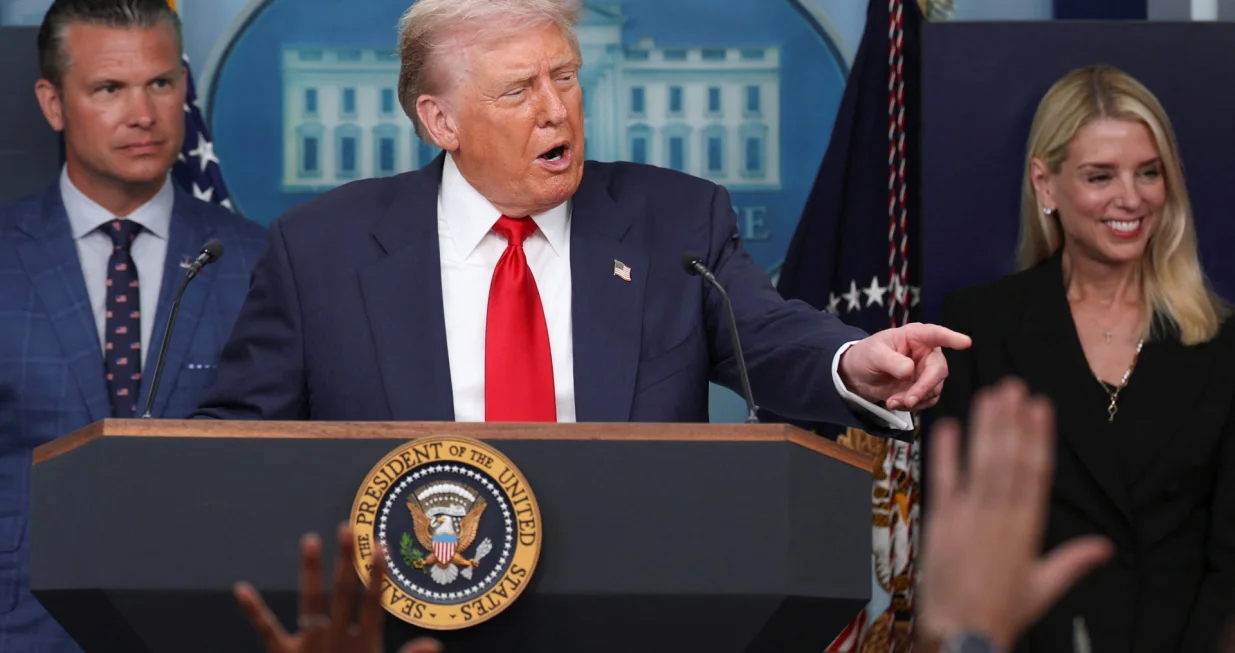 U.S. President Donald Trump speaks next to U.S. Defense Secretary Pete Hegseth and U.S. Attorney General Pam Bondi during a press conference about deploying federal law enforcement agents in Washington to bolster the local police presence, in the Press Briefing Room at the White House, in Washington D.C., U.S., August 11, 2025. REUTERS/Jonathan Ernst/Jonathan Ernst
