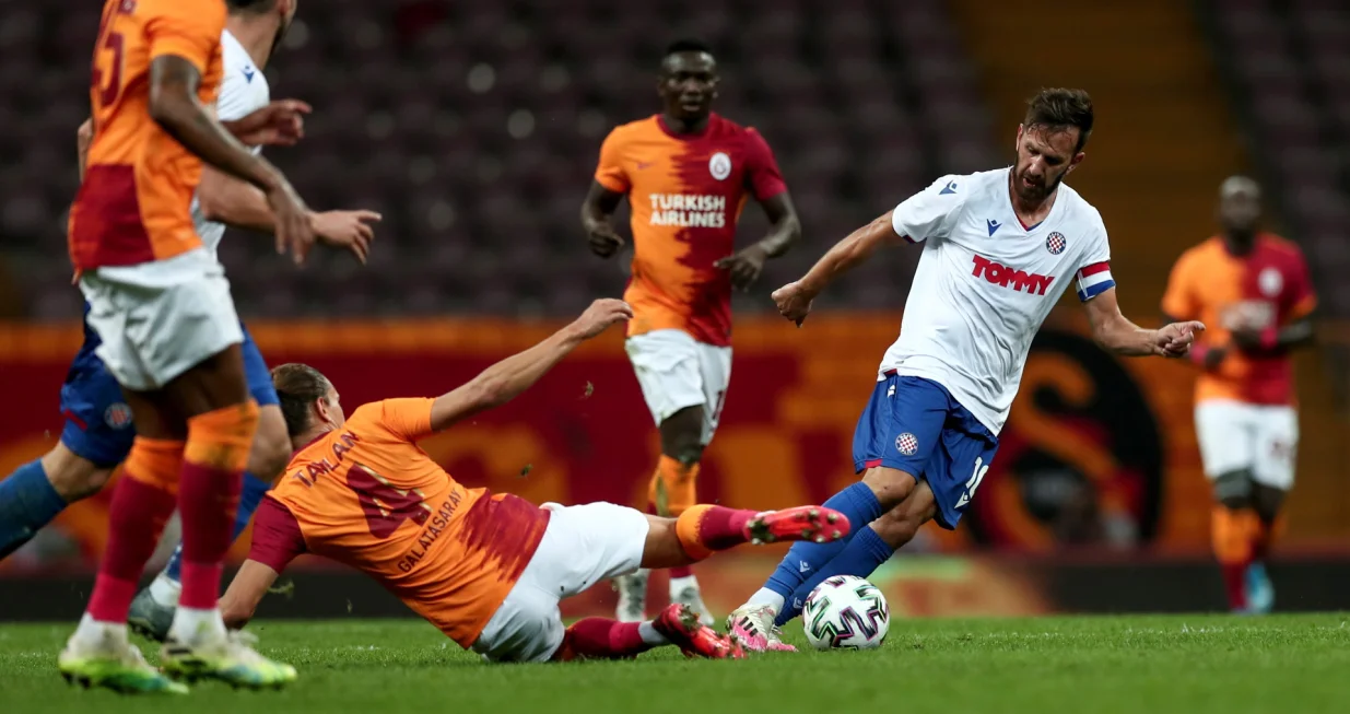 epa08694683 Hajduk Split's Mijo Caktas (R) in action against Galatasaray's Taylan Antalyali (C) during the UEFA Europa League third qualifying round soccer match between Galatasaray and Hajduk Split in Istanbul, Turkey, 24 September 2020. EPA/SEDAT SUNA/Foto: Sedat Suna