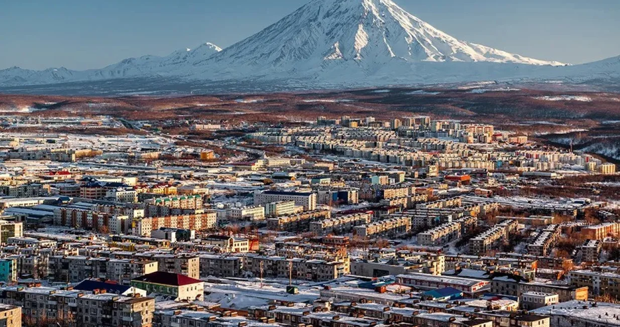 GLAVNI GRAD I ADMINISTRATIVNI CENTAR: Petropavlovsk-Kamčatski je podignut u morskom zalivu nad kojim gospodari jedan od aktivnih vulkana Kamčatke/