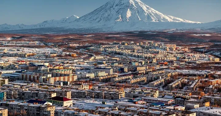 GLAVNI GRAD I ADMINISTRATIVNI CENTAR: Petropavlovsk-Kamčatski je podignut u morskom zalivu nad kojim gospodari jedan od aktivnih vulkana Kamčatke/