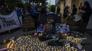 WASHINGTON DC, SJEDINJENE AMERIДЊKE DRЕЅAVE - 11. AVGUST: Demonstranti se okupljaju ispred sjediЕЎta NBC-a i FOX Newsa kako bi protestovali protiv ubistva palestinskih novinara od strane Izraela u Washingtonu DC, Sjedinjene AmeriДЌke DrЕѕave, 11. augusta 2025. Ljudi polaЕѕu cvijeД‡e i pale svijeД‡e tokom protesta. (Fatih AktaЕџ - Anadolu Agency)/