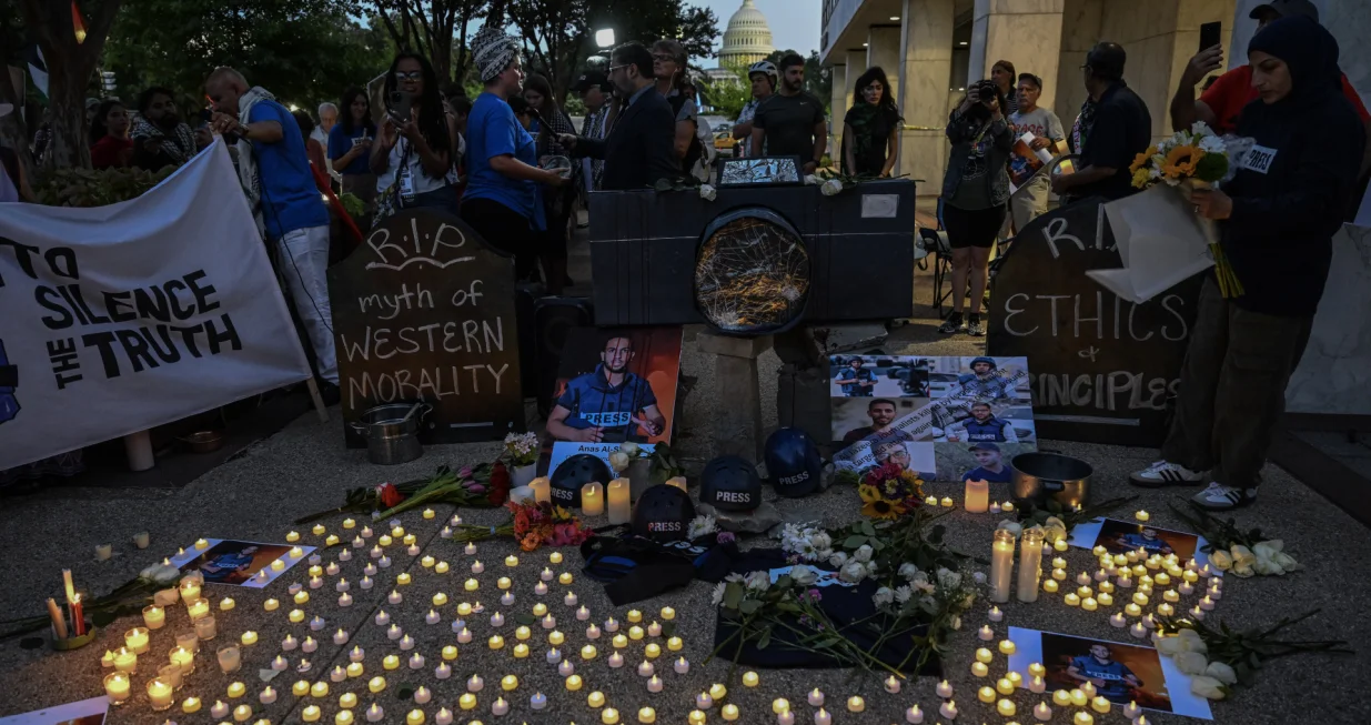 WASHINGTON DC, SJEDINJENE AMERIДЊKE DRЕЅAVE - 11. AVGUST: Demonstranti se okupljaju ispred sjediЕЎta NBC-a i FOX Newsa kako bi protestovali protiv ubistva palestinskih novinara od strane Izraela u Washingtonu DC, Sjedinjene AmeriДЌke DrЕѕave, 11. augusta 2025. Ljudi polaЕѕu cvijeД‡e i pale svijeД‡e tokom protesta. (Fatih AktaЕџ - Anadolu Agency)/