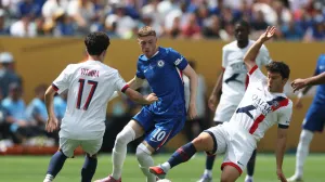 Soccer Football - FIFA Club World Cup - Final - Chelsea v Paris St Germain - MetLife Stadium, East Rutherford, New Jersey, U.S. - July 13, 2025 Chelsea's Cole Palmer in action with Paris St Germain's Vitinha and Joao Neves REUTERS/Lee Smith/Foto: Lee Smith