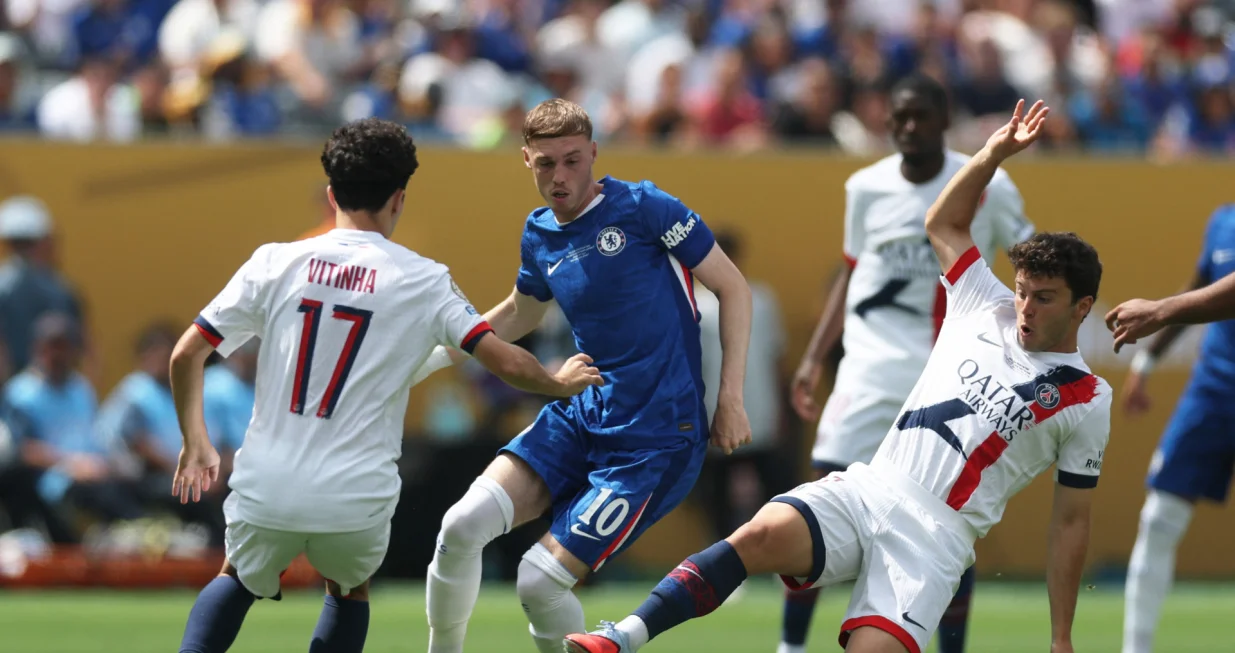 Soccer Football - FIFA Club World Cup - Final - Chelsea v Paris St Germain - MetLife Stadium, East Rutherford, New Jersey, U.S. - July 13, 2025 Chelsea's Cole Palmer in action with Paris St Germain's Vitinha and Joao Neves REUTERS/Lee Smith/Foto: Lee Smith