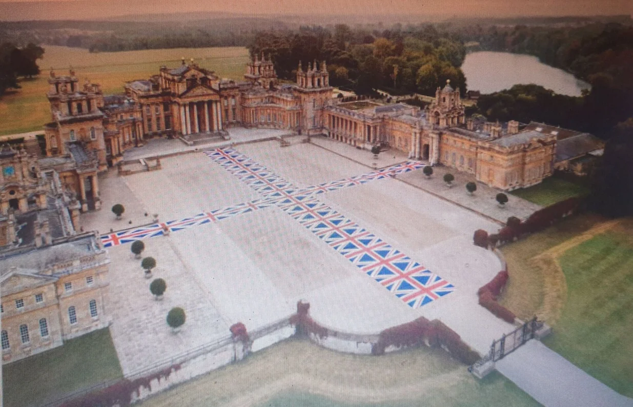 Dvorac Blenheim za izložbu Maurizia Cattelana /SCREENSHOT/