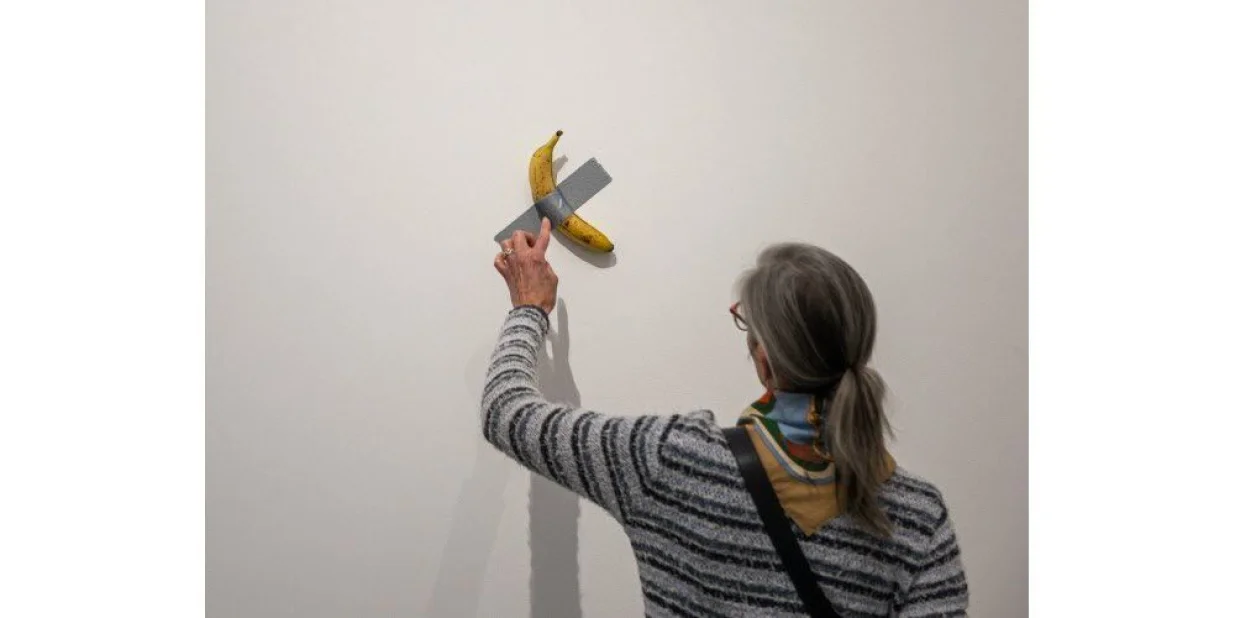 Posjetitelj je pojeo oljuštenu bananu, a koru i ljepilo je odbacio/